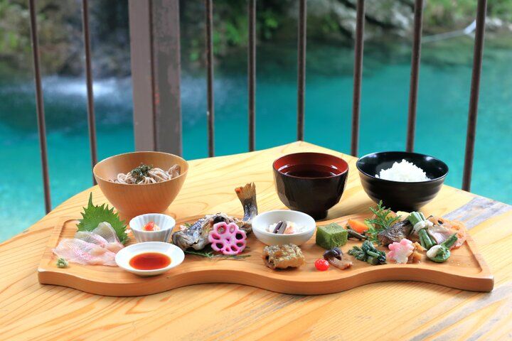 エメラルドグリーンの川面を眺めながら山のご馳走を。岐阜・中津川「岩魚の里 峡」
