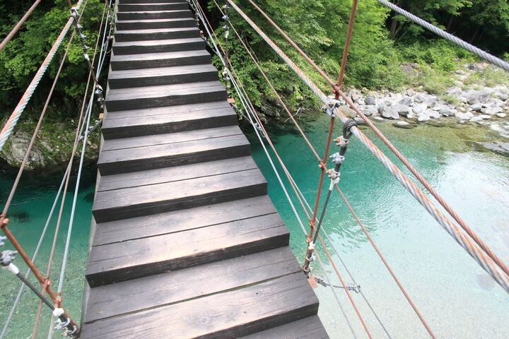 エメラルドグリーンの川面を眺めながら山のご馳走を。岐阜・中津川「岩魚の里 峡」