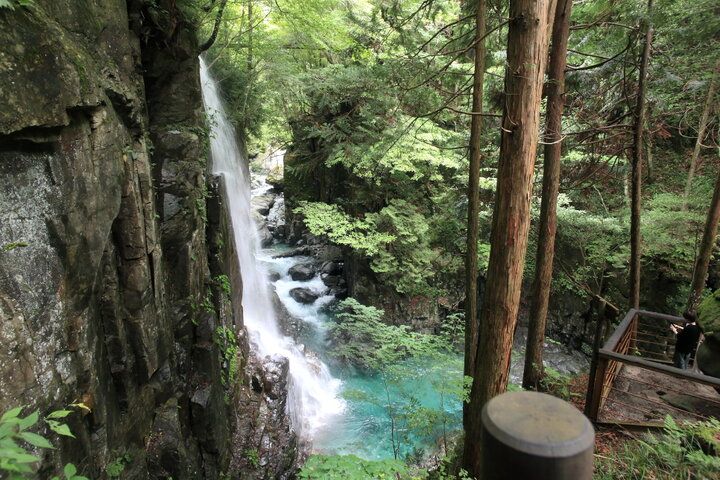 エメラルドグリーンの川面を眺めながら山のご馳走を。岐阜・中津川「岩魚の里 峡」