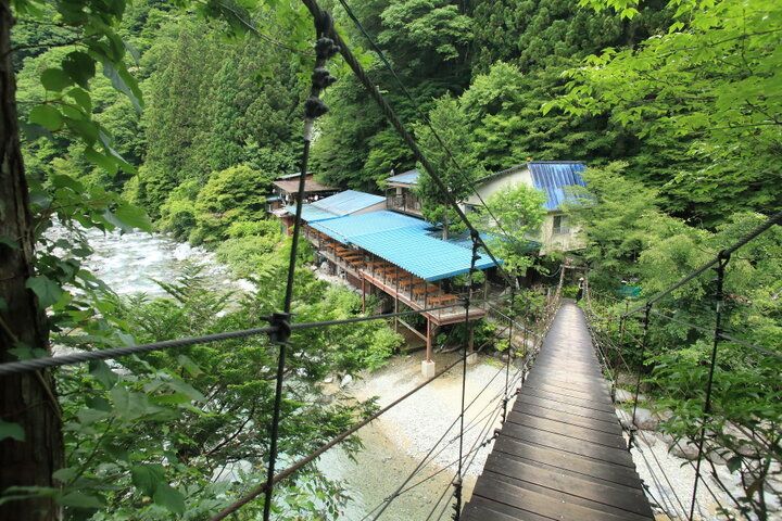 エメラルドグリーンの川面を眺めながら山のご馳走を。岐阜・中津川「岩魚の里 峡」