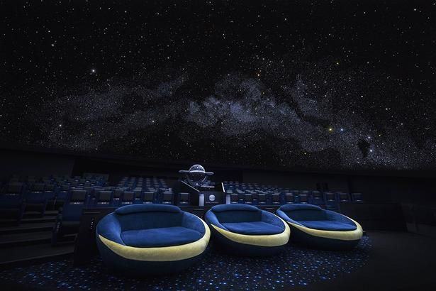 最前列に「三日月シート」が並ぶ、プラネタリウム天空のドーム内