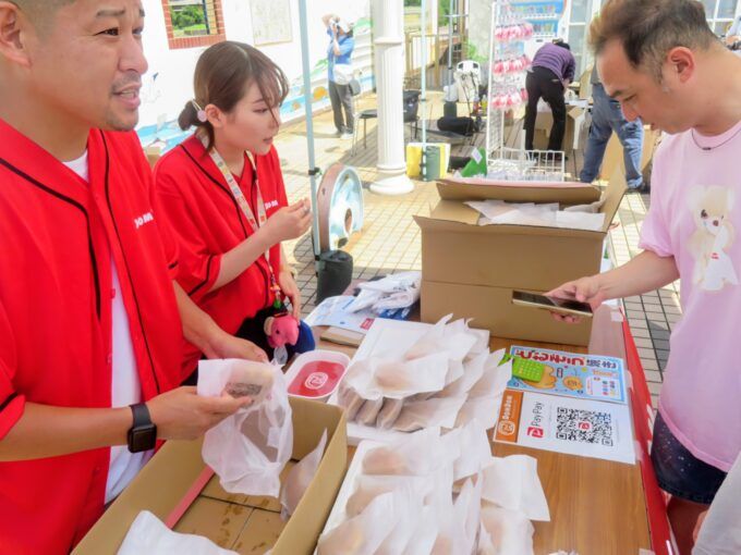 「冷やしどむぞう焼き」販売の様子