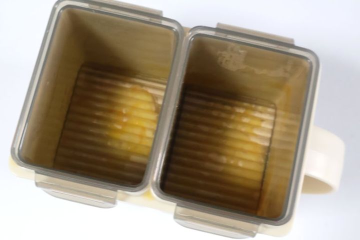 ３COINS 「《レンジで簡単》仕切り付きだし巻きメーカー」 ￥330（税込）