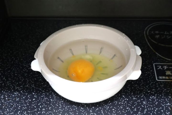 ダイソー 「電子レンジ調理器 半熟たまご風」 ￥110（税込）