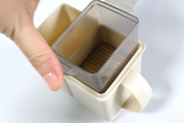 ３COINS 「《レンジで簡単》仕切り付きだし巻きメーカー」 ￥330（税込）