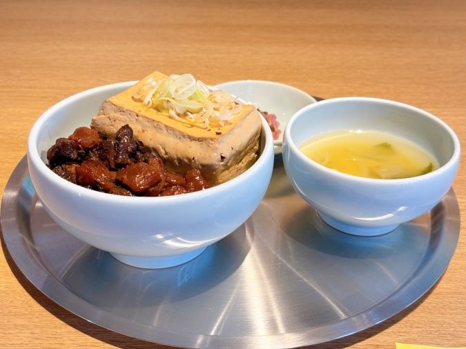 STAND T -HAKATA- 牛すじ煮込み丼