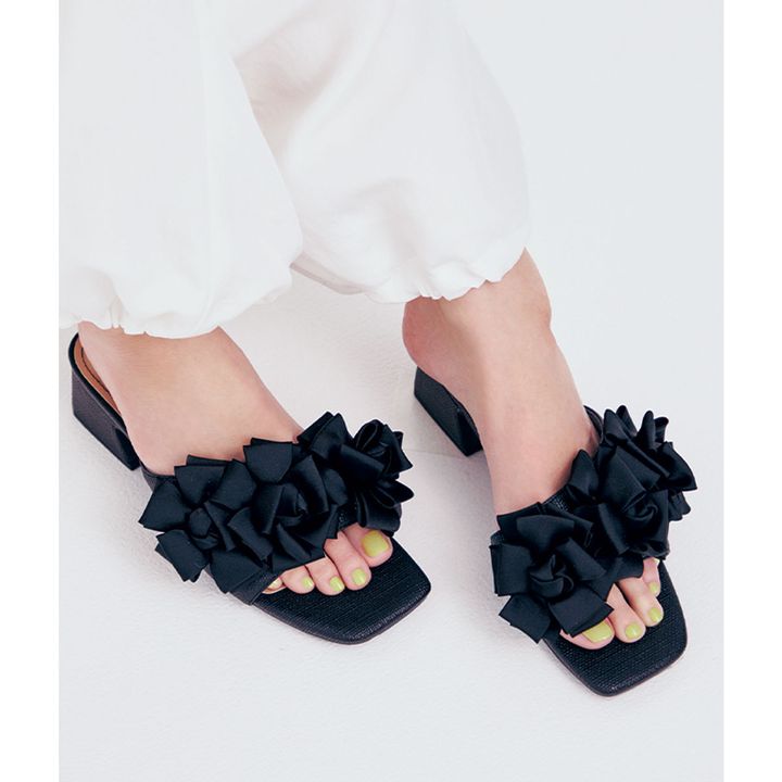 HANAE MORI×HIMIKOのサテンフリルサンダル