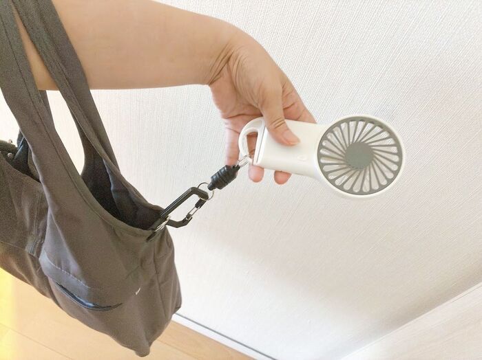 【セリア】普通のカラビナじゃない！引っ張るだけでハンディファンが秒で使える優秀グッズ