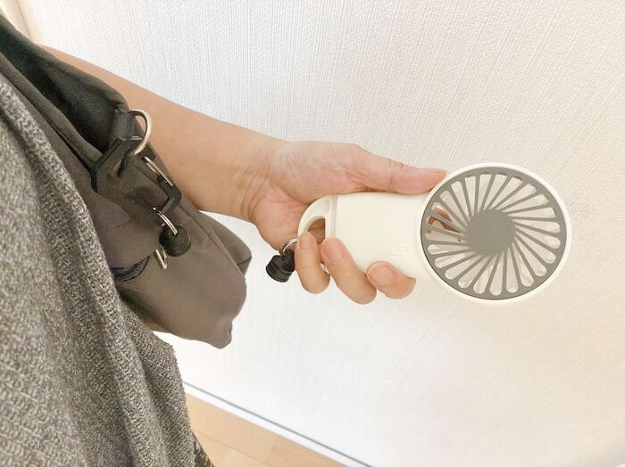 【セリア】普通のカラビナじゃない！引っ張るだけでハンディファンが秒で使える優秀グッズ