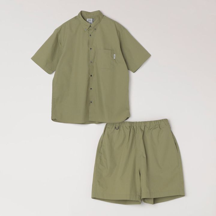 SHIPS any（シップス エニィ）が、Coleman（コールマン）に型から別注した半袖シャツとショーツを発売。環境配慮と高い機能性を兼ね備えた次世代素材「ZERO-TEX®」を採用し、セットアップでも単品でも活躍するアイテムとなっている。