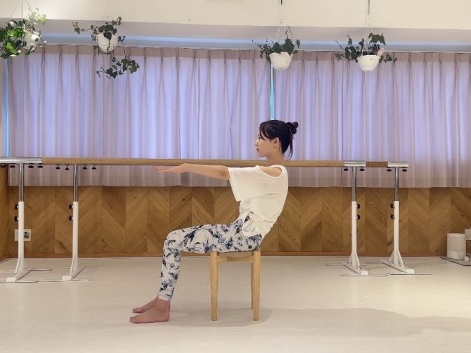 息を吐きながら骨盤をゆっくり後ろへ傾け、背骨を下から一つずつ丸めるように上体を後ろへ倒す