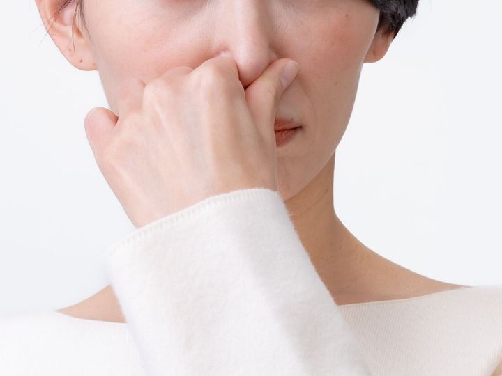 【漢方薬剤師が回答】加齢臭は、男性特有のものではありません。閉経前後の女性は、においが強まることがあります。その理由と、自分でできる対策法をご紹介します。（※画像：Shutterstock.com）