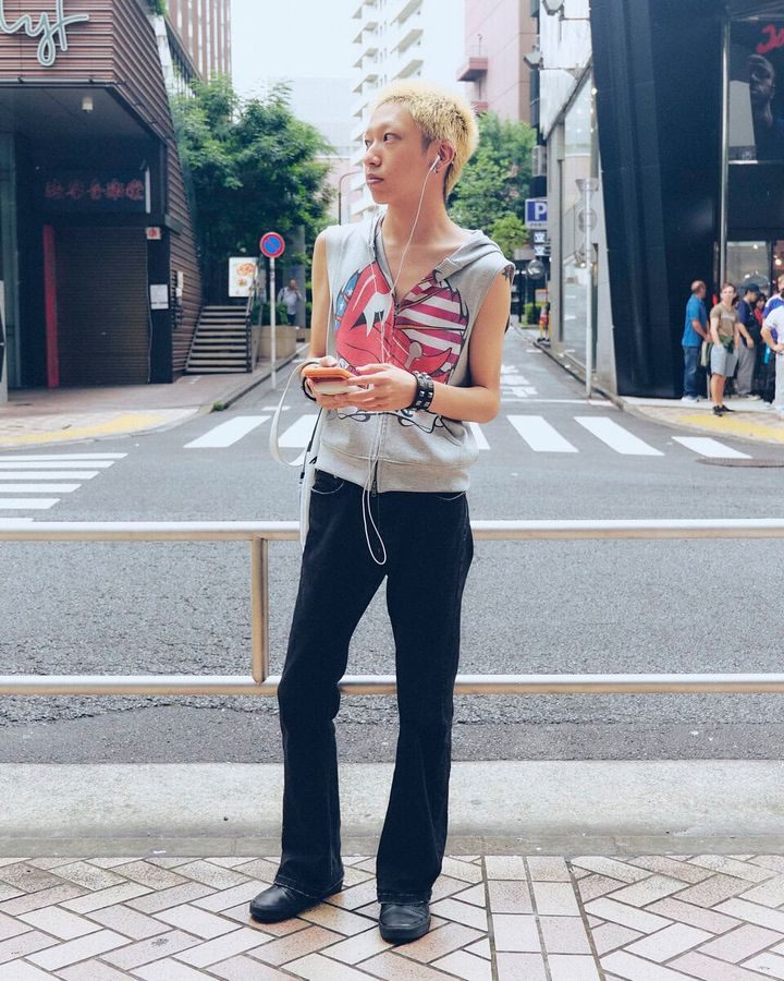 【20代スナップ＠渋谷】ロッカーのようなアイテム選びとシルエットが光る
