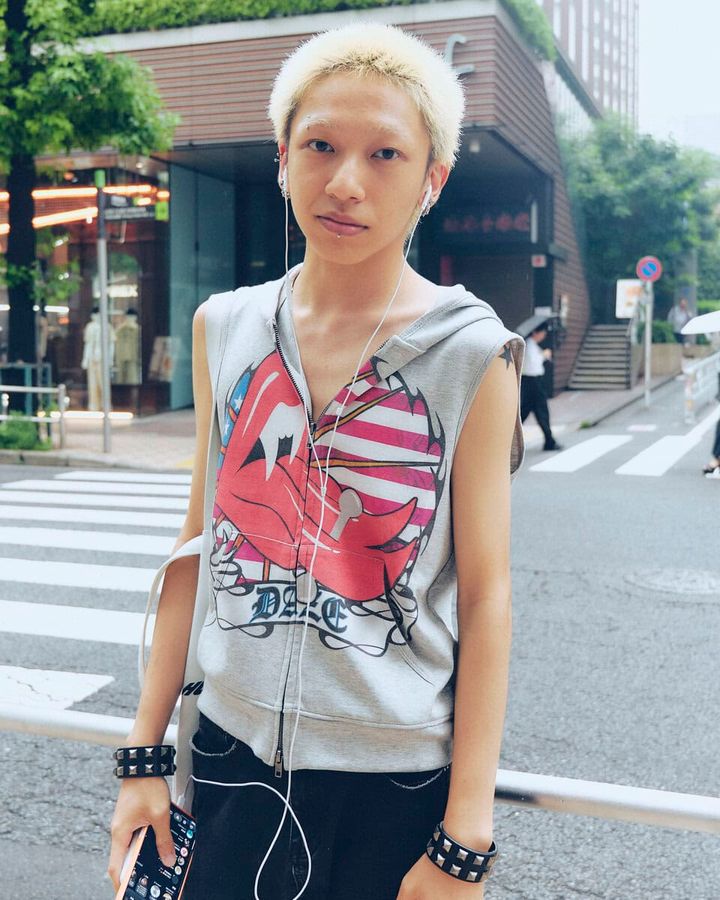 【20代スナップ＠渋谷】ロッカーのようなアイテム選びとシルエットが光る