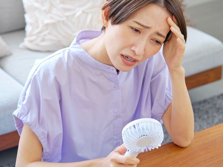 【医師が解説】熱中症は「休めば治る」と思っていませんか？ 実は、軽症の熱中症と、命にかかわる重症の熱中症の境目は紙一重です。放置すると危険な理由と知っておくべき対処法を解説します。（※画像：Shutterstock.com）