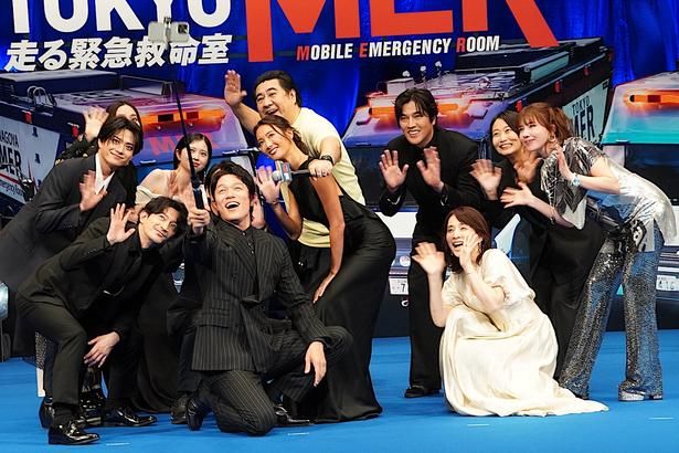 完成披露舞台挨拶で、笑顔弾ける！