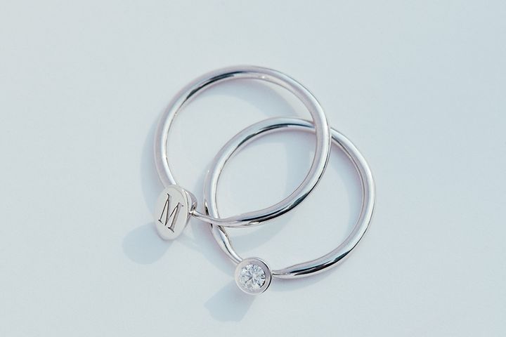 ウワサのジュエリー、まずは定番の金と銀。プロが選んだ「少しユーモア」の効かせ方