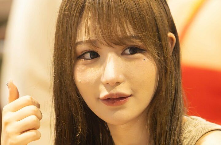 【写真・画像】「実家は一軒家7階建て」超お嬢様の21歳新人セクシー女優、“実家豪邸で撮影”高校時代の家族写真を公開 1枚目
