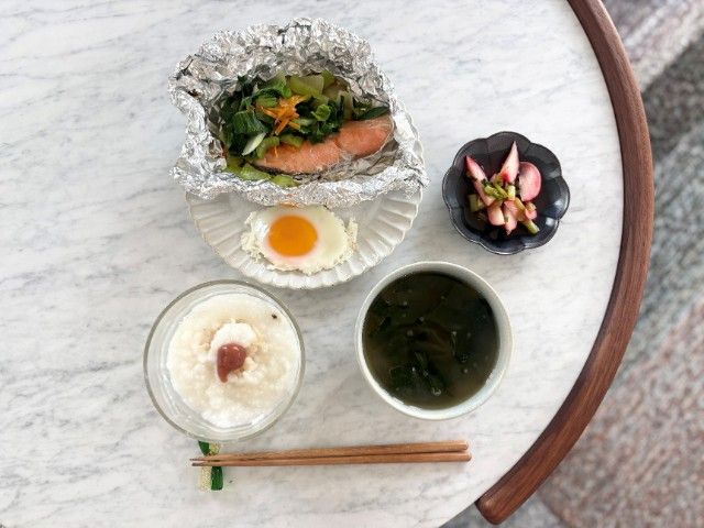 梅粥、目玉焼き、鮭のホイル焼き、味噌汁