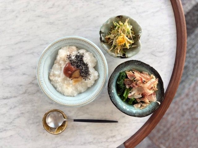 ほうれん草のお浸しと野菜炒め、黒すりごまのお粥