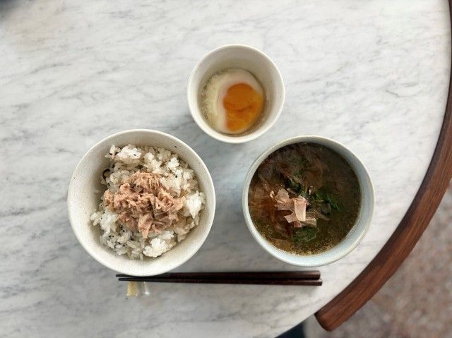 ツナと黒すりごまのご飯、とろろ昆布の味噌汁、温泉卵