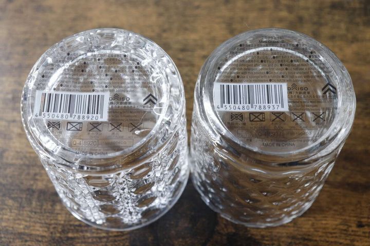ミニグラスの底に貼られたバーコードと商品情報シール