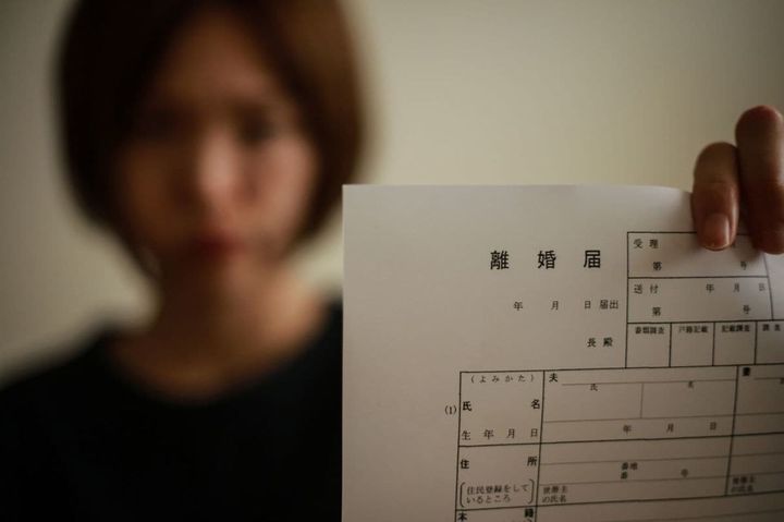 離婚届を突きつける女性