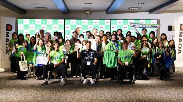 湘南ベルマーレとのユニフォームパートナー契約をアマダが更新！3選手が表敬訪問