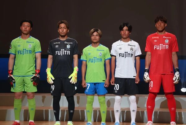 湘南ベルマーレとのユニフォームパートナー契約をアマダが更新！3選手が表敬訪問