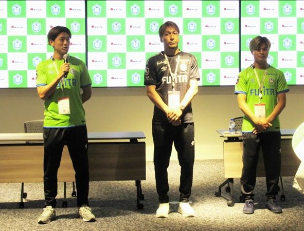 湘南ベルマーレとのユニフォームパートナー契約をアマダが更新！3選手が表敬訪問