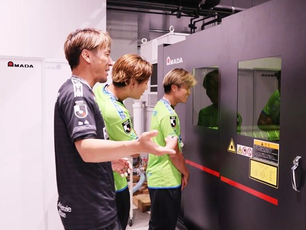湘南ベルマーレとのユニフォームパートナー契約をアマダが更新！3選手が表敬訪問