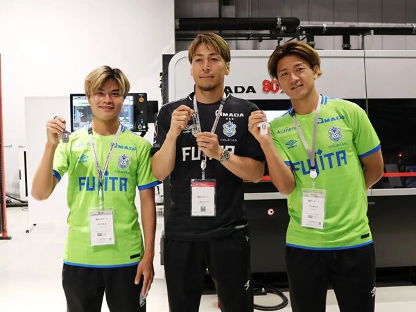 湘南ベルマーレとのユニフォームパートナー契約をアマダが更新！3選手が表敬訪問