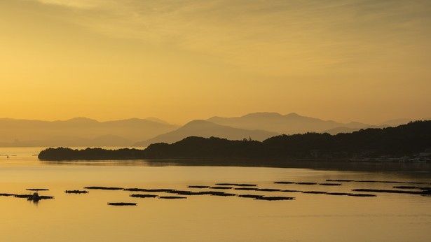 穏やかな海に島々が連なる瀬戸内の多島美