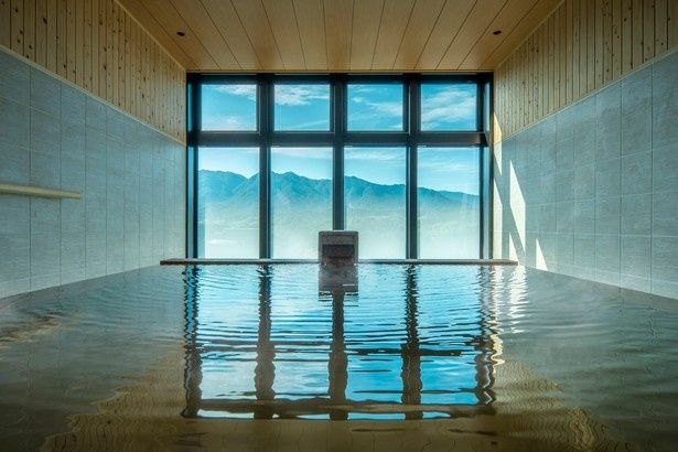 山並みを望む大浴場の内風呂
