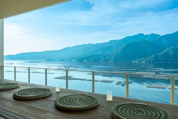 宮島のパノラマを望む湯上がり処のテラス