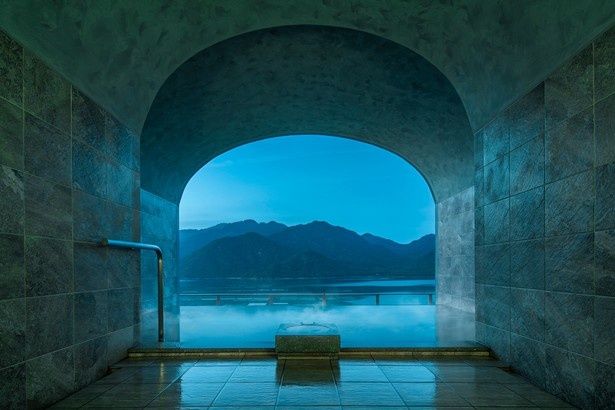 海と湯船がひと続きに溶け合うインフィニティ温泉の露天風呂