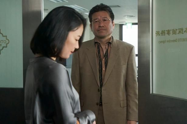 【写真を見る】尋津民恵(黒木華)と米本洋一(佐藤二朗)の関係性とは？ [c]2026 映画「時には懺悔を」製作委員会