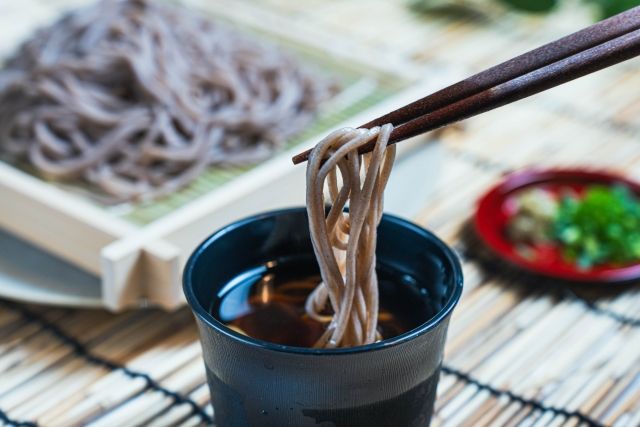 ざるそば そばを箸で持ち上げている