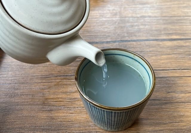 そば湯 急須から湯呑みに注ぐ様子