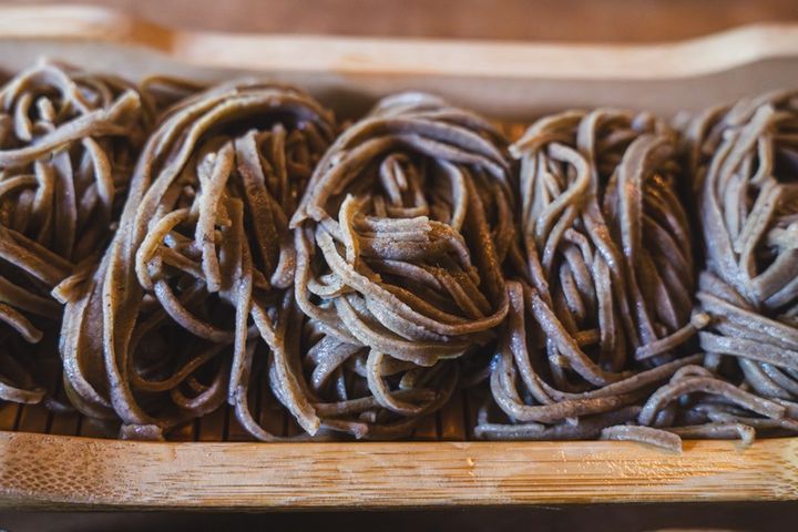 十割そばイメージ 茹でた蕎麦を盛る