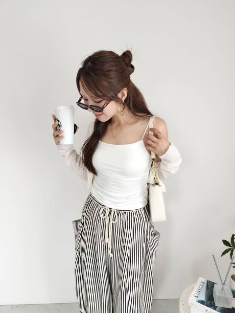 ナローストラップキャミソールを着たコーデ