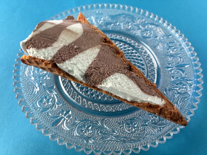 「ミント控えめで食べやすい！」「完成度が高い！」【ローソン】チョコミントワッフルコーン