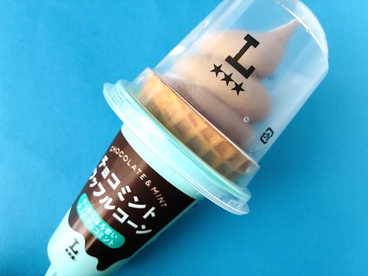「ミント控えめで食べやすい！」「完成度が高い！」【ローソン】チョコミントワッフルコーン
