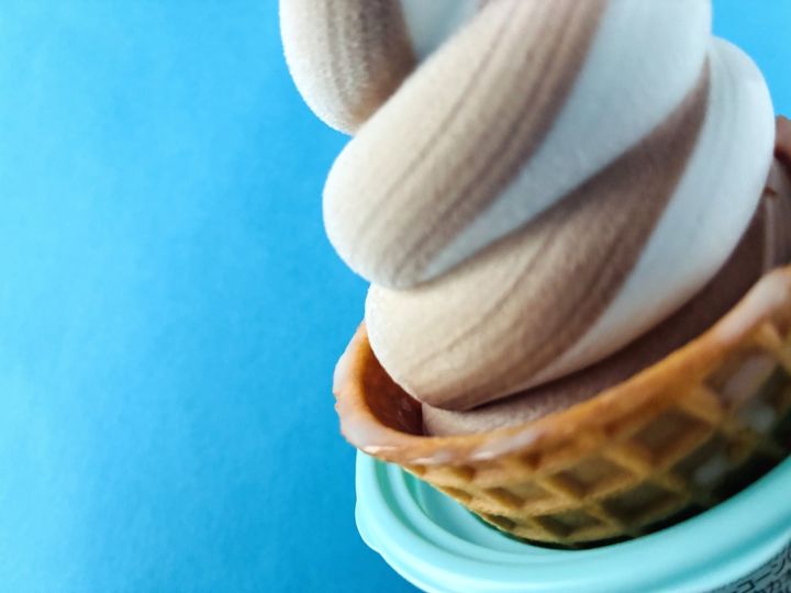 「ミント控えめで食べやすい！」「完成度が高い！」【ローソン】チョコミントワッフルコーン