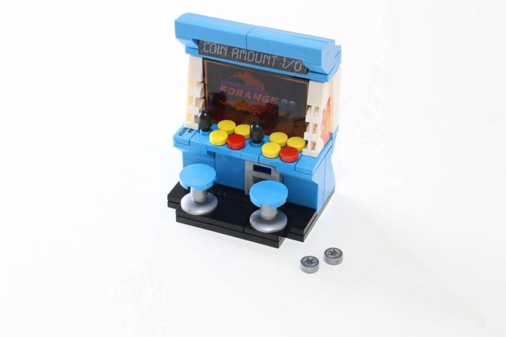 完成したブロックのレトロゲーム機。ボタンやレバー、椅子も再現。