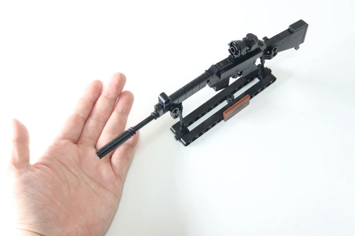 完成したブロックの銃と手のひら。銃は台座に置かれ迫力がある。