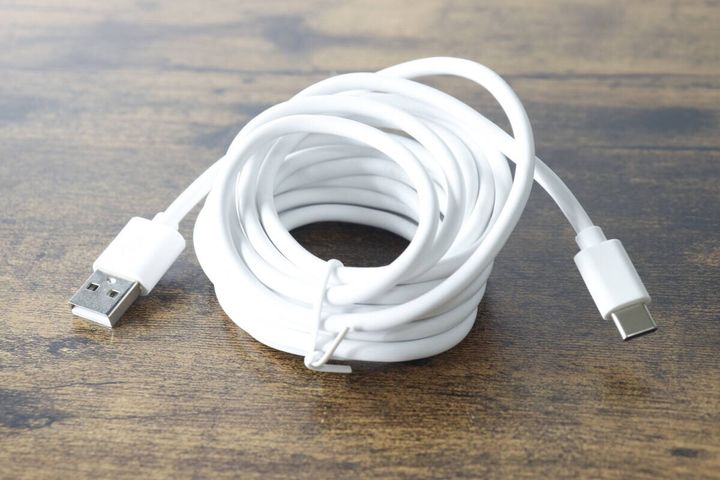 白くて長い3mのUSB Type-Cケーブルが巻かれている