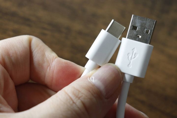 指で持ったUSB Type-AとType-Cのコネクタ部分