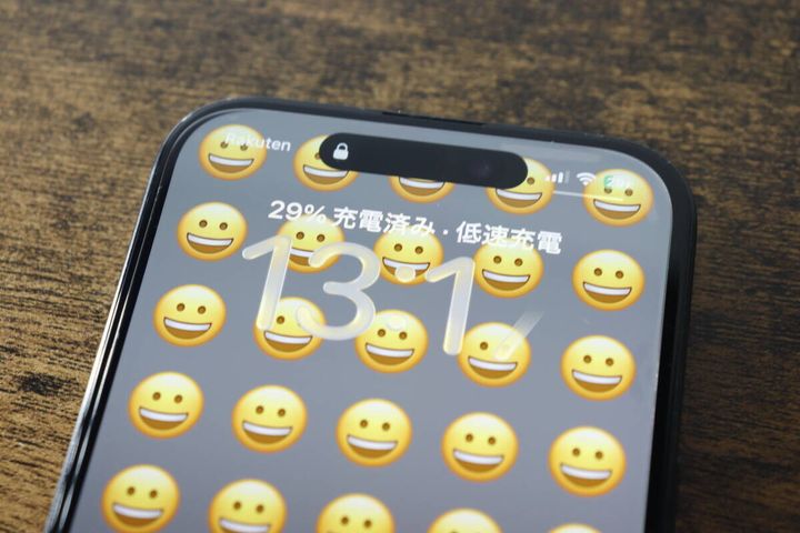 充電中のスマートフォンの画面に「29% 充電済み・低速充電」と表示