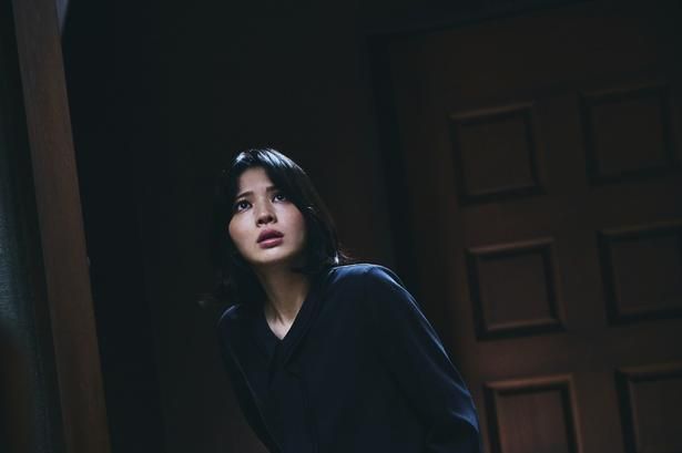 『だぁれかさんとアソぼ？』で、怪異に巻き込まれる心理カウンセラーの小春役を演じた鎮西寿々歌 [c]2026映画「だぁれかさんとアソぼ？」製作委員会